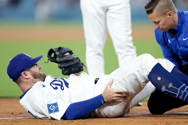 Max Muncy injury